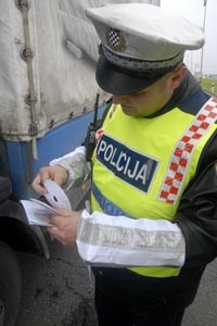 Slika MUP-ILUSTRACIJE-NOVA GALERIJA/policajac_pise_kaznu_uspravna.jpg